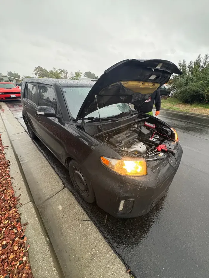 A roadside jump start at the curb